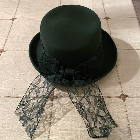 Accessories - Wool hat with lace bow.